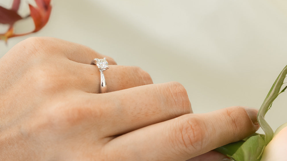 Cómo Elegir el Anillo de Compromiso Perfecto para Ella: Guía para Novios