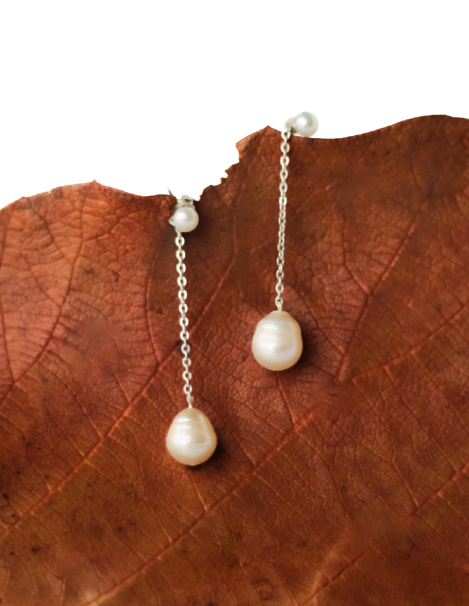 Aretes largos perla orgánica Clío Plata .925