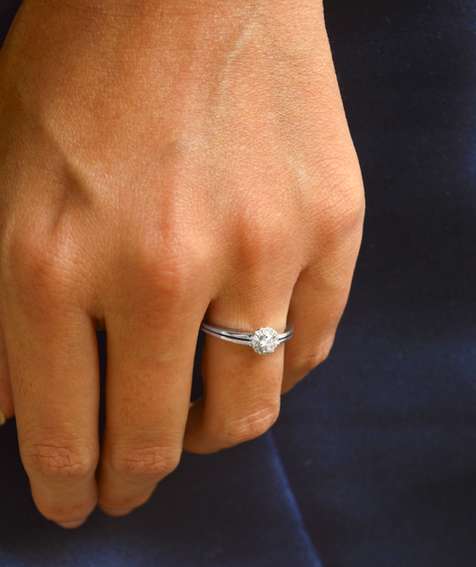 Anillo de Compromiso de Diamante con Halo de Diamantes